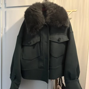 Meotine jacka - Säljer min älskade jacka då den inte används på två år… använd väldigt fåtal gånger. Storlek M/L. En av snoddarna man fäster pälsen med ar gått av och jag har ersatt den med en säkerhetsnål som komplement. Hoppas den kan hitta en ny ägare där den kommer till användning 🤍💗