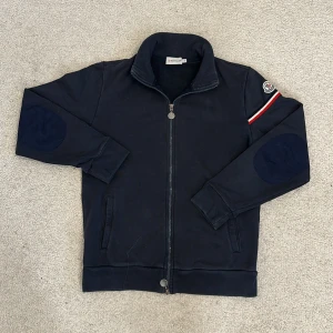 💫Moncler Cardigan💫 - Riktigt fet cardigan från Moncler i storlek S men passar S/XS. Tveka inte att höra av er vid intresse.