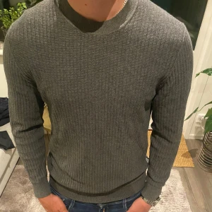 Stickad tröja från J Lindeberg - En jättefin stickad tröja från J Lindeberg i väldigt fint skick🤩 tröjan är varsamt använd och perfekt inför sommaren!😊. Stl Large.    Nypris 1700kr vårt pris 249kr