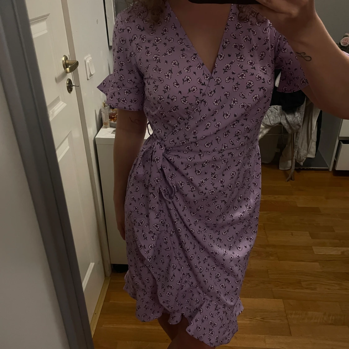 Ljuslila omlottklänning med blommigt mönster - 4