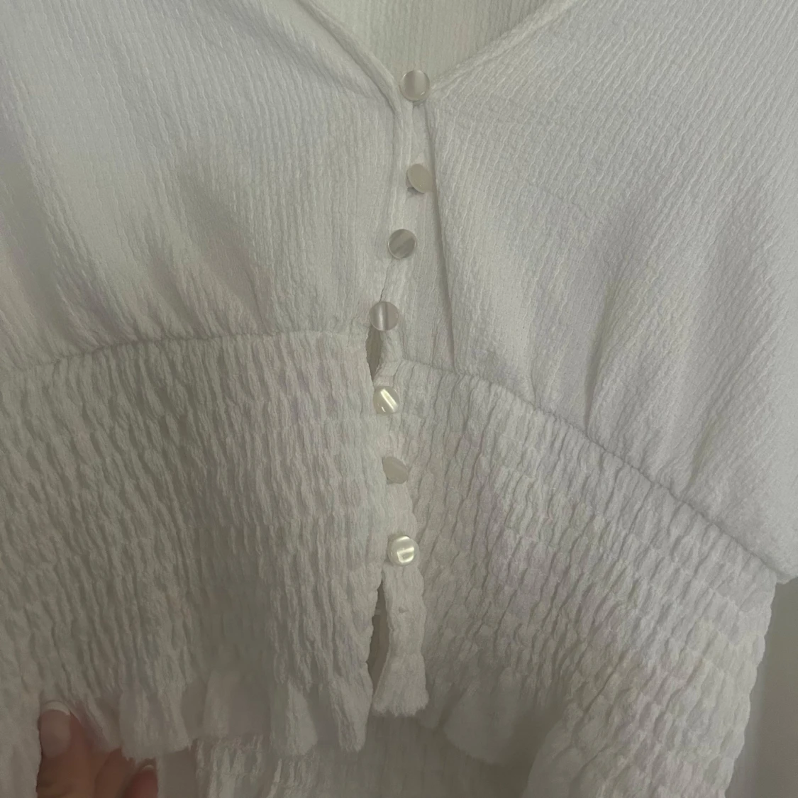 Vit blus med pärlemorknappar - 2