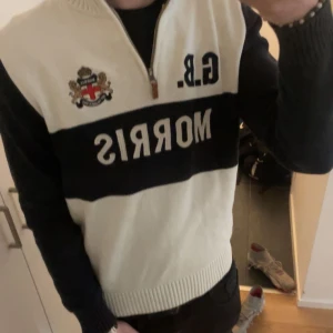 Mörkblå och off-white Morris half zip - En jättesällsynt och exklusiv vit och mörkblå Morris Half zip. Tröjan är slutsåld på enda stället jag hittade den. Vilket var care of carl.  Den går inte att få tag på. Ser ut som ny. Hittar inga fel. Skick: 10/10, storlek: Medium. Kontakta mig ifall ni har frågor eller funderingar! 