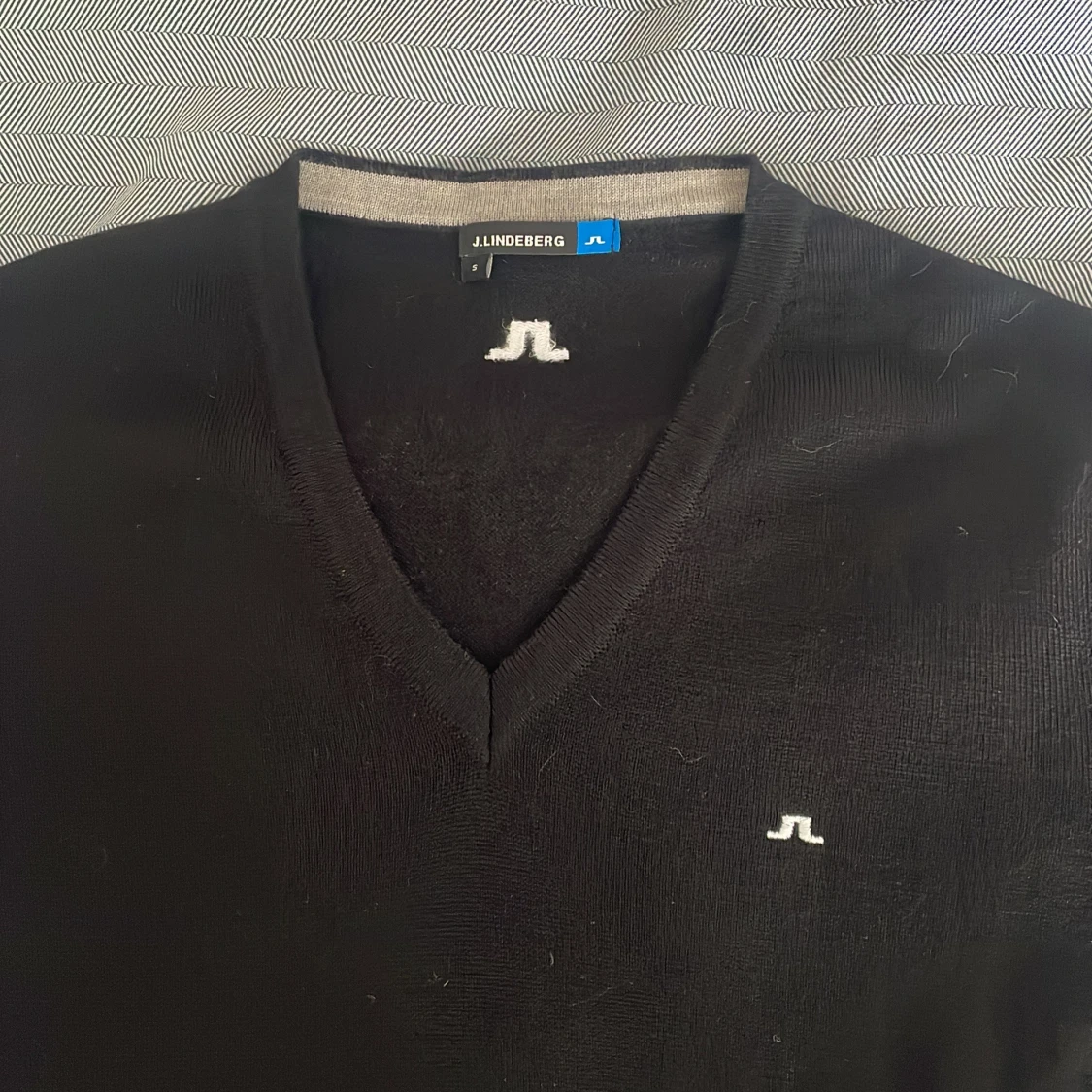 Svart v-ringad tröja från J.Lindeberg - 2
