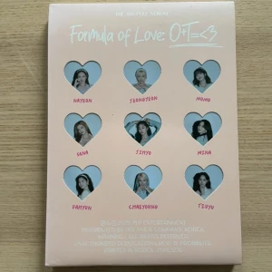 TWICE “Formula of Love” album (ingen cd) - Lite skada på framsidan (se bild)