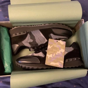 Valentino Rockrunners - Säljer dom här feta Valentino Rockrunners i Svart i storlek 43. |  Inga byten  |    1   :   1   | Det bara skriva vid frågor eller något annat! 