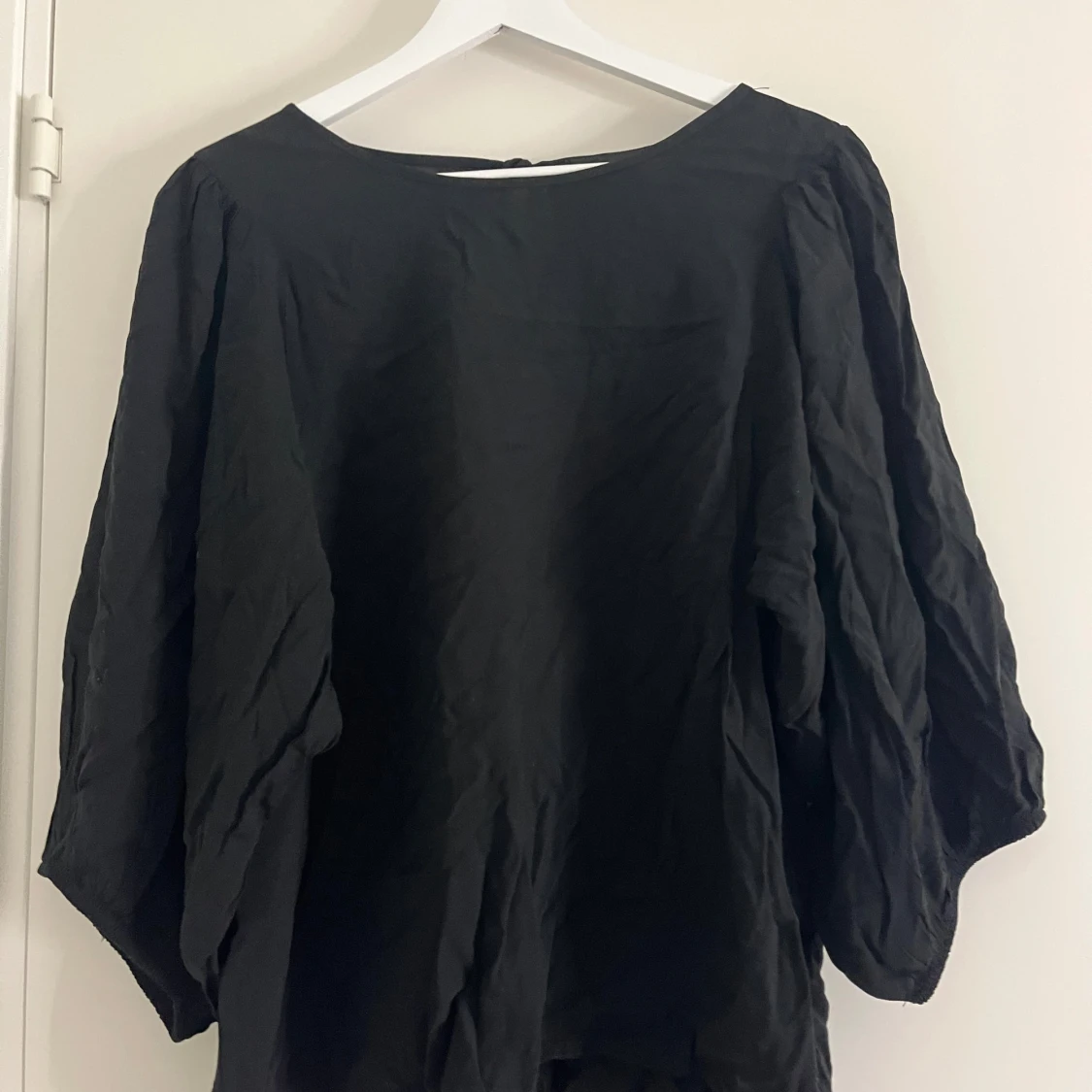 Svart blus med trekvarts armar