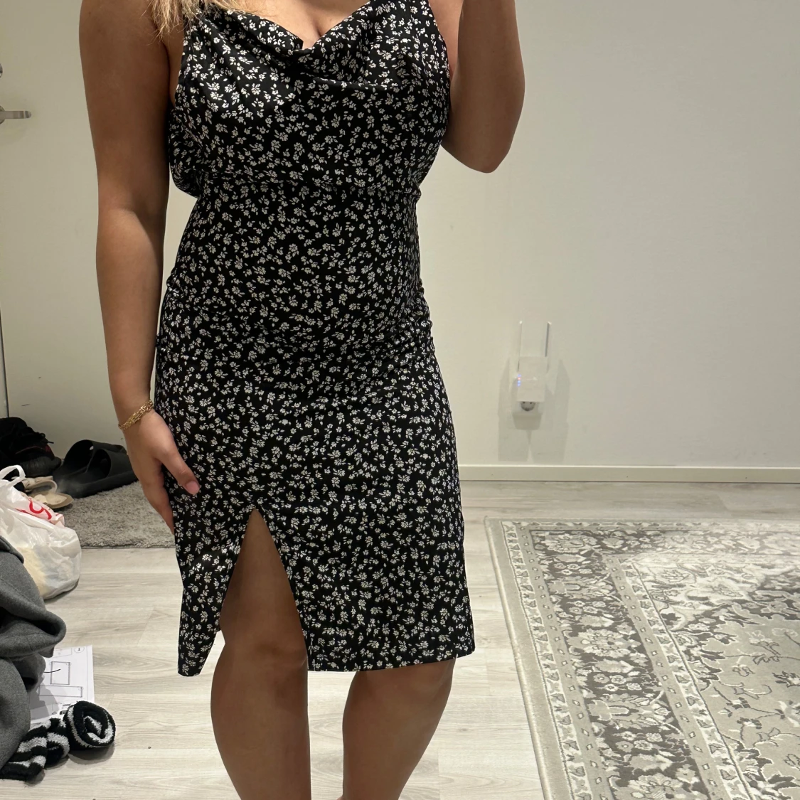 Svart blommig klänning med slits