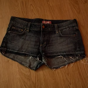 Lågmidjade jeansshorts - Mörkblå mini shorts. Har inga fler bilder. Passar XS-S. KÖP BARA GENOM POSTNORD!