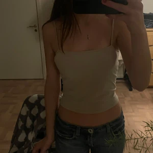 Beige croppad linnetopp - Säljer en beige croppad linnetopp.