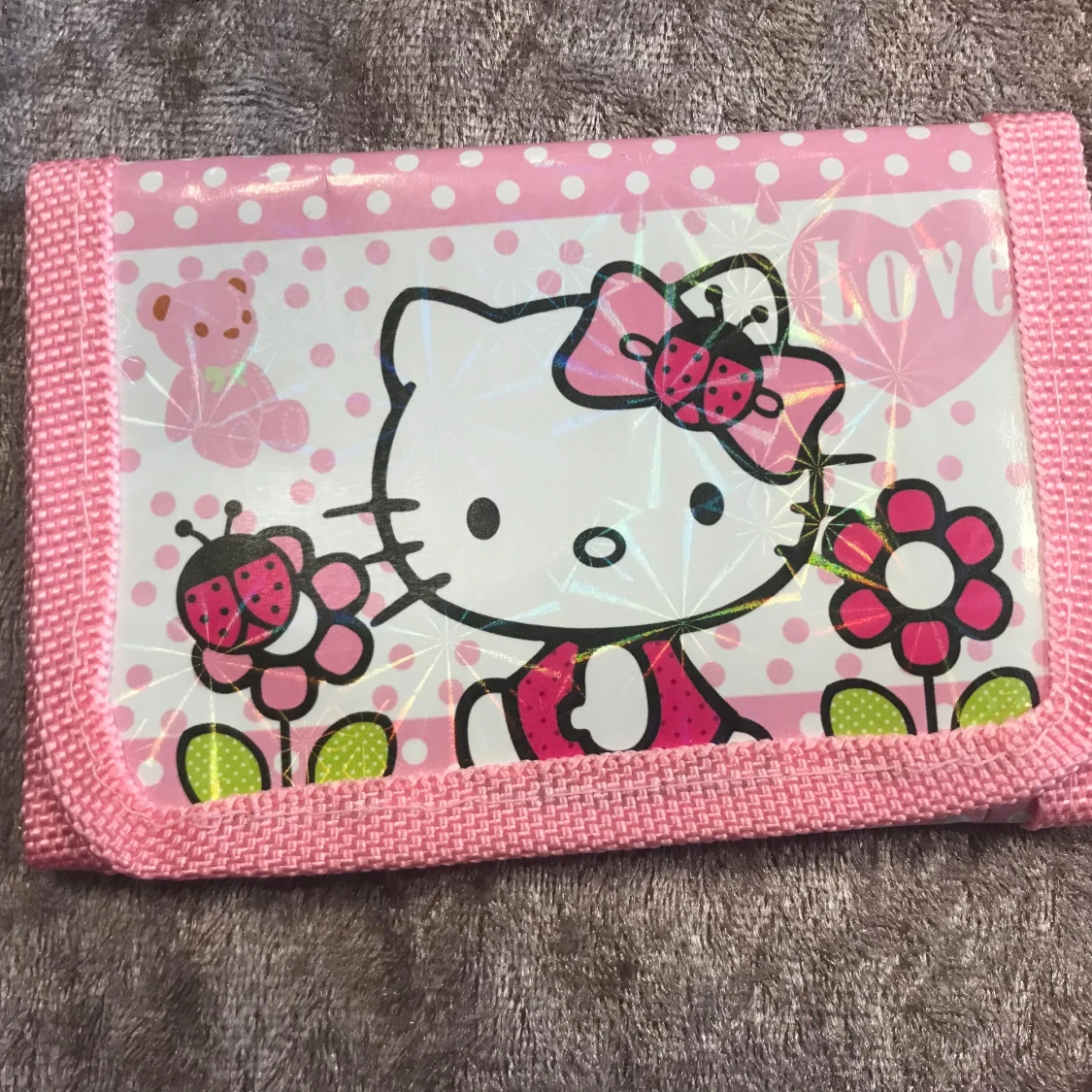 Söt Hello Kitty plånbok med rosa detaljer - 1
