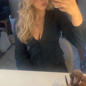 Grön blus - Jätte söt grön blus från Vera Moda. Hade inga fler bilder än den första men de är samma på de andra bilderna förutom färgen.