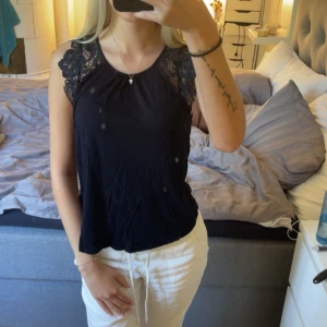 Spets topp - Super söt sommar topp med spets på axlarna ifrån H&M i storlek S, använd fåtal gånger men fortfarande i bra skick💞
