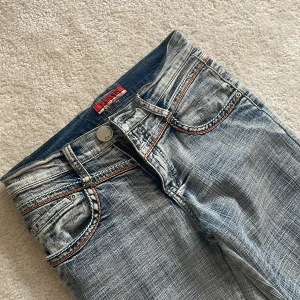 Lådgmidjade jeans - Svin snygga Lågmidjade jeans, är osäker på storlek men står 27 i byxorna, innerbenslängden är 77cm och midjemåttet är 38 💕💕