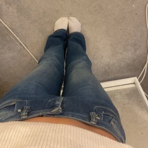 Blå jeans från LTB modellen valerie - Säljer ett par klassiska blå jeans från LTB med raka ben och låg midja. Jeansen har fem fickor, snygga slitningar och stängs med dragkedja och knapp. Enormt bekväma och snygga💗pris kan diskuteras 