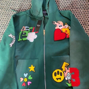 Grön hoodie med tryck från boohoo ny med tag  - Ny aldrig använd, storlek medium