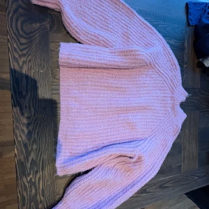 Ljusrosa stickad tröja från PIECES - Mysig ljusrosa stickad tröja från PIECES i storlek XS. Tröjan har en ribbad struktur och långa ärmar med breda muddar. Perfekt för kyliga dagar och enkel att matcha med olika outfits. Skriv till mig om ni har några frågor!