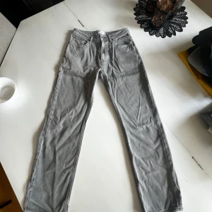 Grå raka jeans - Säljer ett par grå jeans med rak passform. Från asos. W28 L30. Skick 8.5/10. 