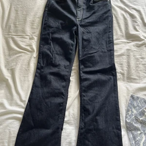 Bootcut jeans - Bootcut jeans i mörkblått från Cubus i deras curve kollektion som ska passa bättre för höfter och midja. Storlek L och längd 32. Stretchiga material. Använda någon gång men säljer då jag har fler. Nypris 699kr. Kan hämtas i Falkenberg. Pris kan diskuteras. Hör av dig vid frågor