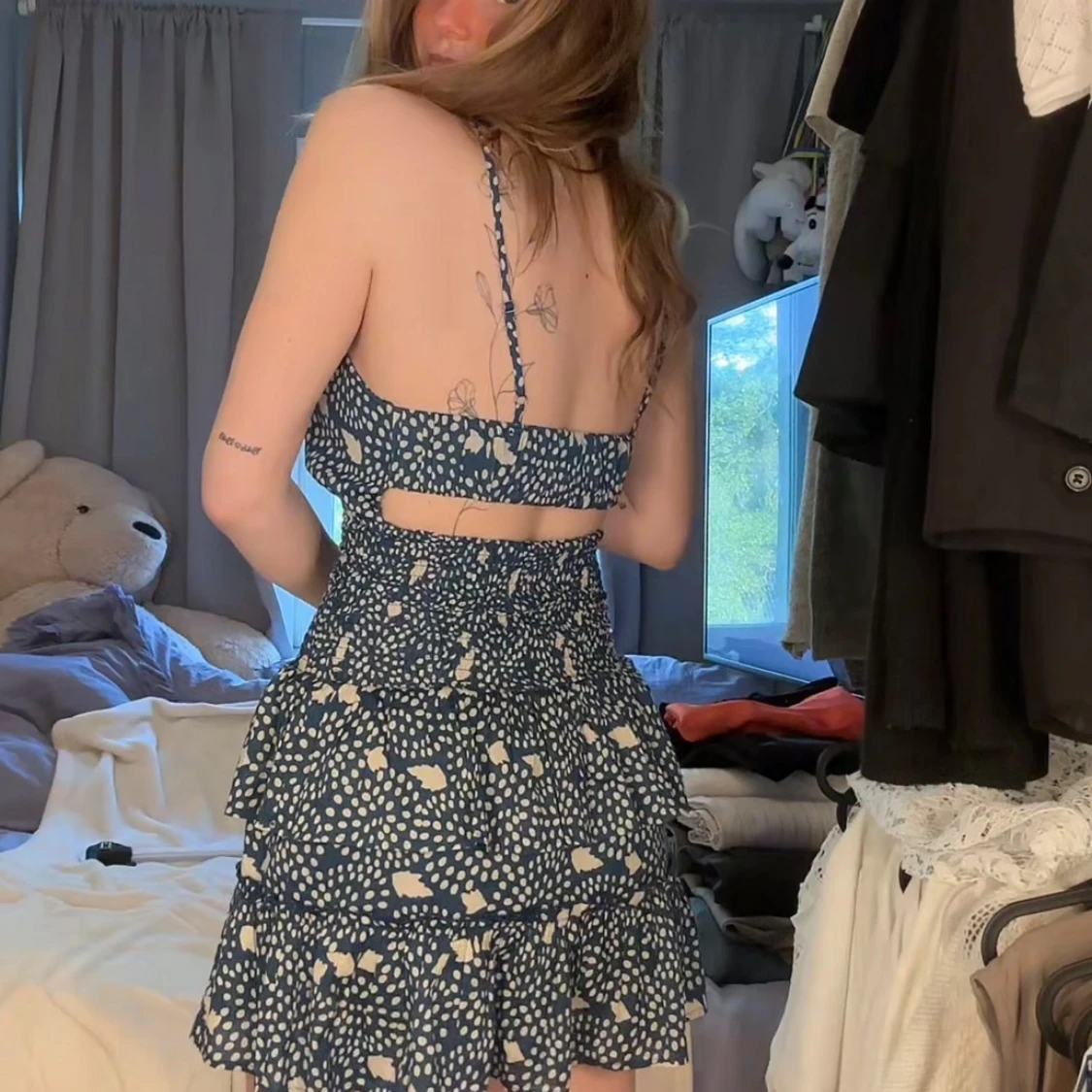 Blå mönstrad volangklänning - 1