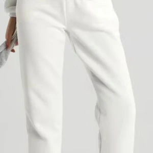 basic sweatpants - Sköna vita basic sweatpants ifrån Gina tricot som inte säljs idag. Orginalpris pris 299kr. S men passar som Xs