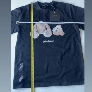 Palm Angels T-shirt - Säljer denna sjukt snygga Palm Angels T-shirten som passar strålande till sommaren | Storlek S | Skick 10/10 | Skriv gärna vid frågor och annat. Kan gå ner lite i pris vid snabb och smidig affär