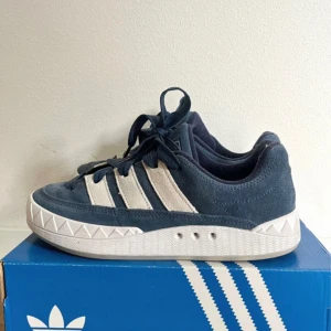 Adidas - Säljer ett par adidas skor i storlek 38 som jag köpte i höstas. Har endast använt de ett fåtal gånger så de är i bra skick! Säljer vidare då jag inte fått så mycket användning för dom💙