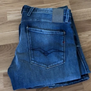 Blå Replay jeans - Säljer nu dessa tvärfeta replay anbasen som passar till det mesta, jeansen är i nyskick och har väldigt snygg tvätt. Hör av dig vid frågor eller skicka ett bud!