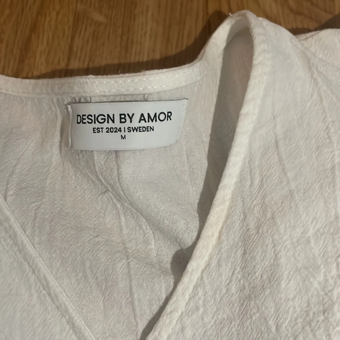 Vit blus med volang från Design by Amor - 1