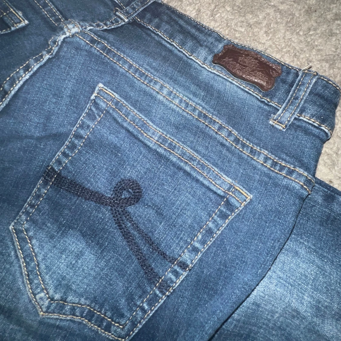 Mörk Blåa bootcut jeans från Honey Blue - 1