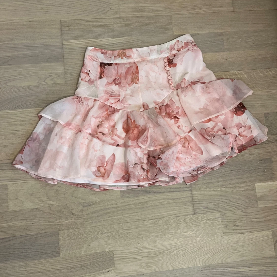 Rosa blommig volangkjol från Mohito