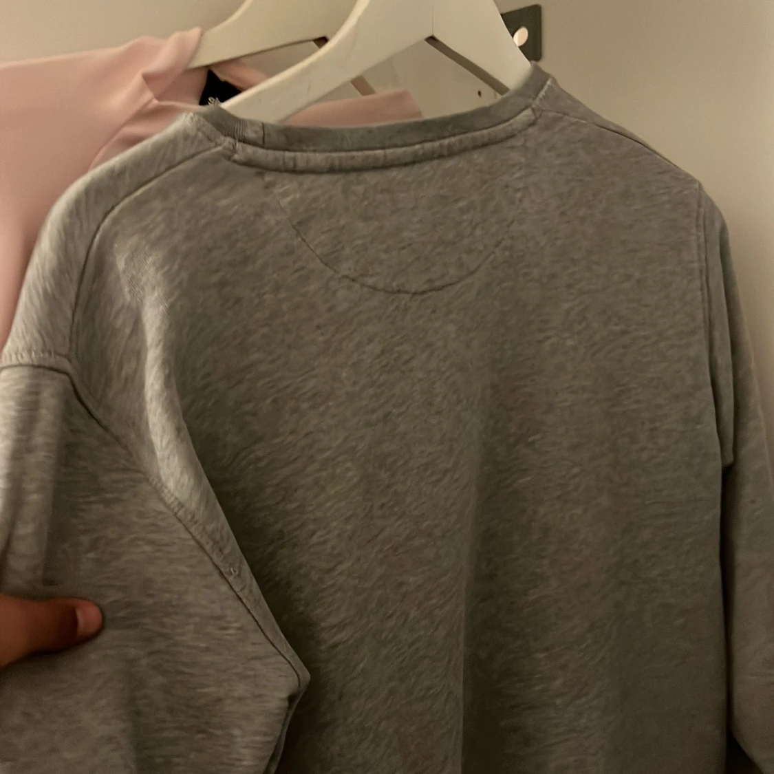 Grå sweatshirt från GANT - 2