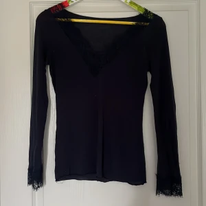 Marinblå intimissimi tröja med spets - Säljer en marinblå intimissimi tröja med spets. Inga skador i storlek S❣️