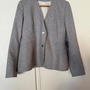 Gant blazer i ull  - Oanvänd, elegant blazer i ull. Perfekt för både vardag och businessstil. 