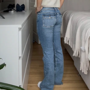 Low bootcut jeans - Säljer lågmidjade bootcut jeans från Gina Tricot (Young) med detaljer på bakfickorna 