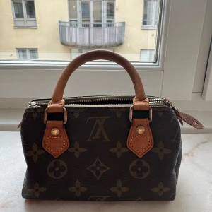 Nano speedy väska från Louis Vuitton  - Supersöt liten handväska från Louis vuitton. Pris kan diskuteras🩷