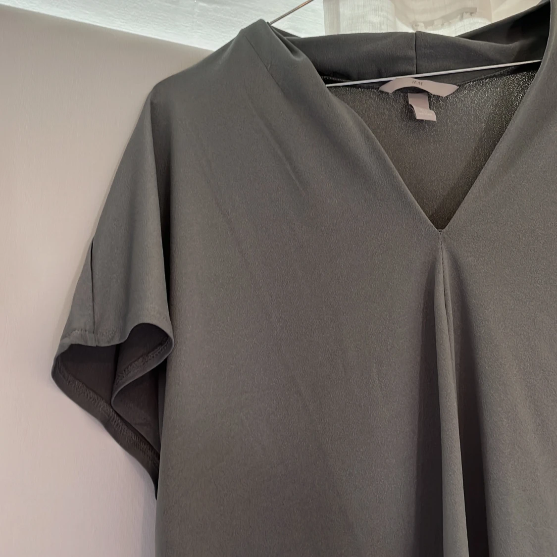 Mörkgrå v-ringad topp från H&M - 1