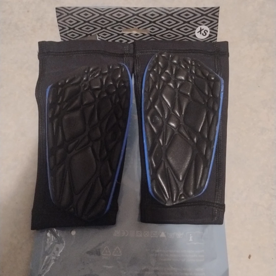 Blå och svarta benskydd från Umbro - 2