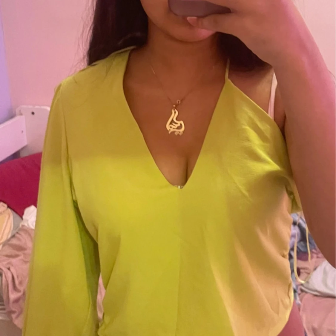 Limegrön blus med v-ringning