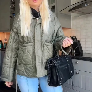 grön zara jacka - super eftertraktad zara jacka! funderar på att sälja då jag flyttar nästa månad och kan tyvärr inte ta med mig mycket kläder… kommer bara sälja vid ett bra bud!💕den är i perfekt skick förutom en liten defekt vid en av fickorna som inte märks av. köpt här på plick väldigt dyrt då den inte säljs längre. använd gärna köp nu!🥰 (2 lånade bilder)