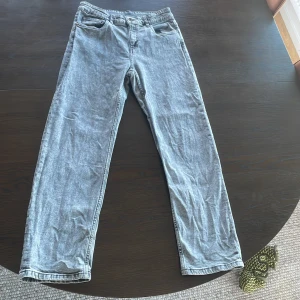 Grå loose fit jeans midwaist - Säljer ett par grå loose fit jeans med midwaist. Byxorna har klassisk femficksdesign och raka ben. Perfekta för en avslappnad stil och passar till det mesta. Snygg tvättad grå färg.