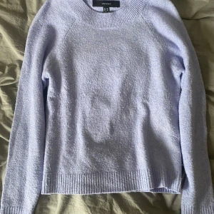 Stickad tröja från vero moda  - Fin stickad tröja från Vero Moda! Lite nopprig men annars i fint skick💕