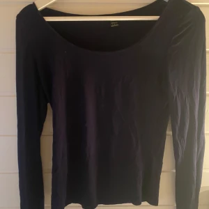 Mörkblå långärmad topp från SHEIN - En enkel och stilren marinblå långärmad topp från SHEIN med rundad halsringning. Perfekt att matcha med jeans eller kjol för en clean look.