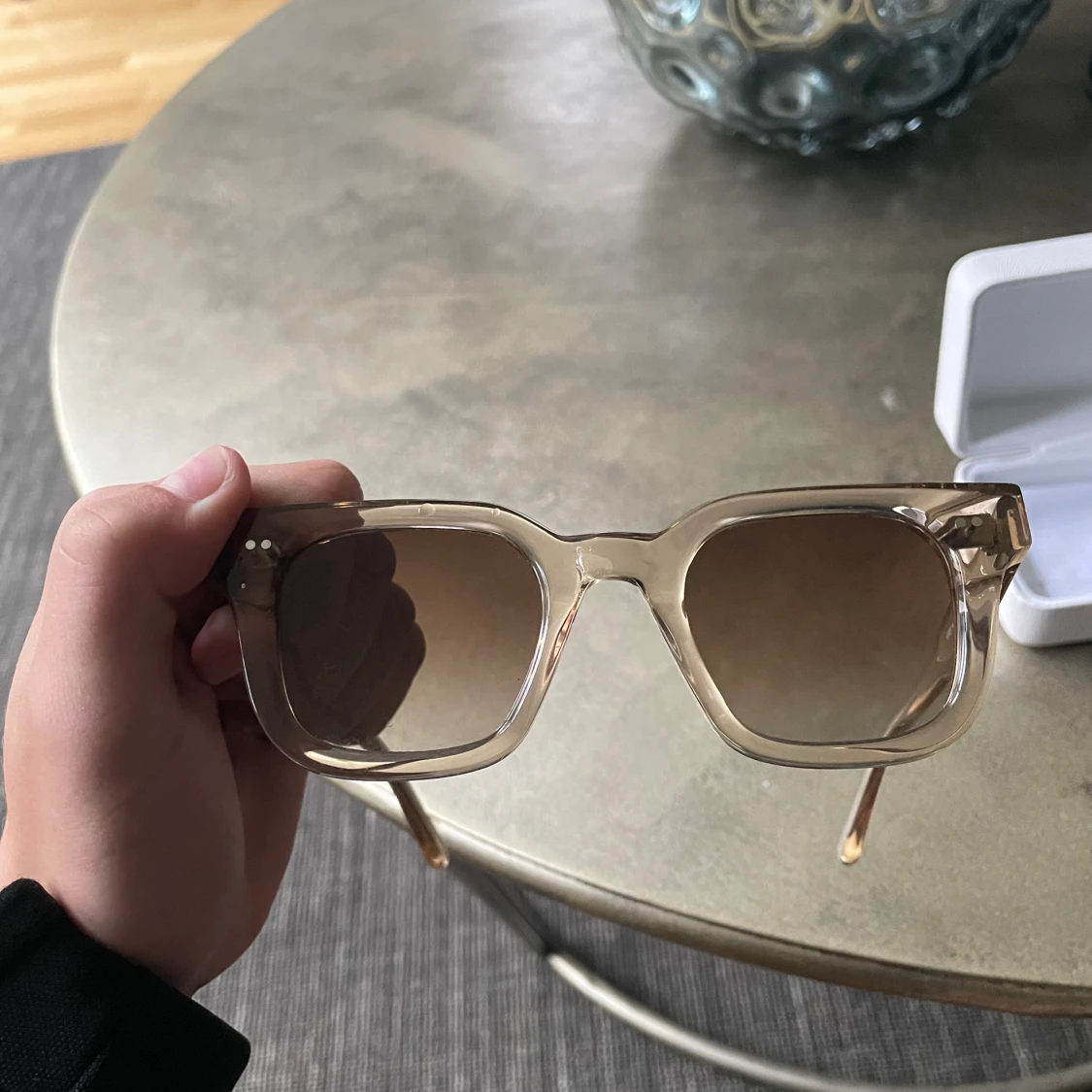 Hej säljer mina chimi 04 ecru jag säljer dom för att jag använder ett anat par solglasögon har haft dem i 2 månader  - 1