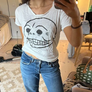 Cheap Monday t shirt - Säljer denna loose fit t shirt från Cheap Monday. Storlek XS. Passar mig som är XS-M. Inga defekter. Köparen står för frakten. Kvar så länge det ej står SÅLD