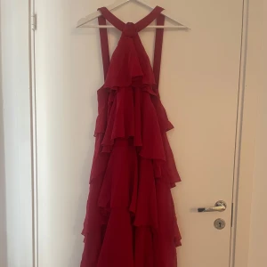 Klänning  - Säljer en röd långklänning från Vero Moda med volanger . Modellen heter VMFELICIA. Ny med prislapp. Nypris 1200kr