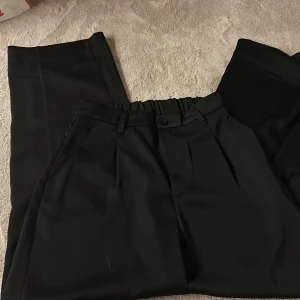 Svarta finbyxor  från H&M Divided - Säljer ett par svarta finbyxor från hm jag säljer då dom inte passar mig riktigt och är för stora priset kan diskuteras💗