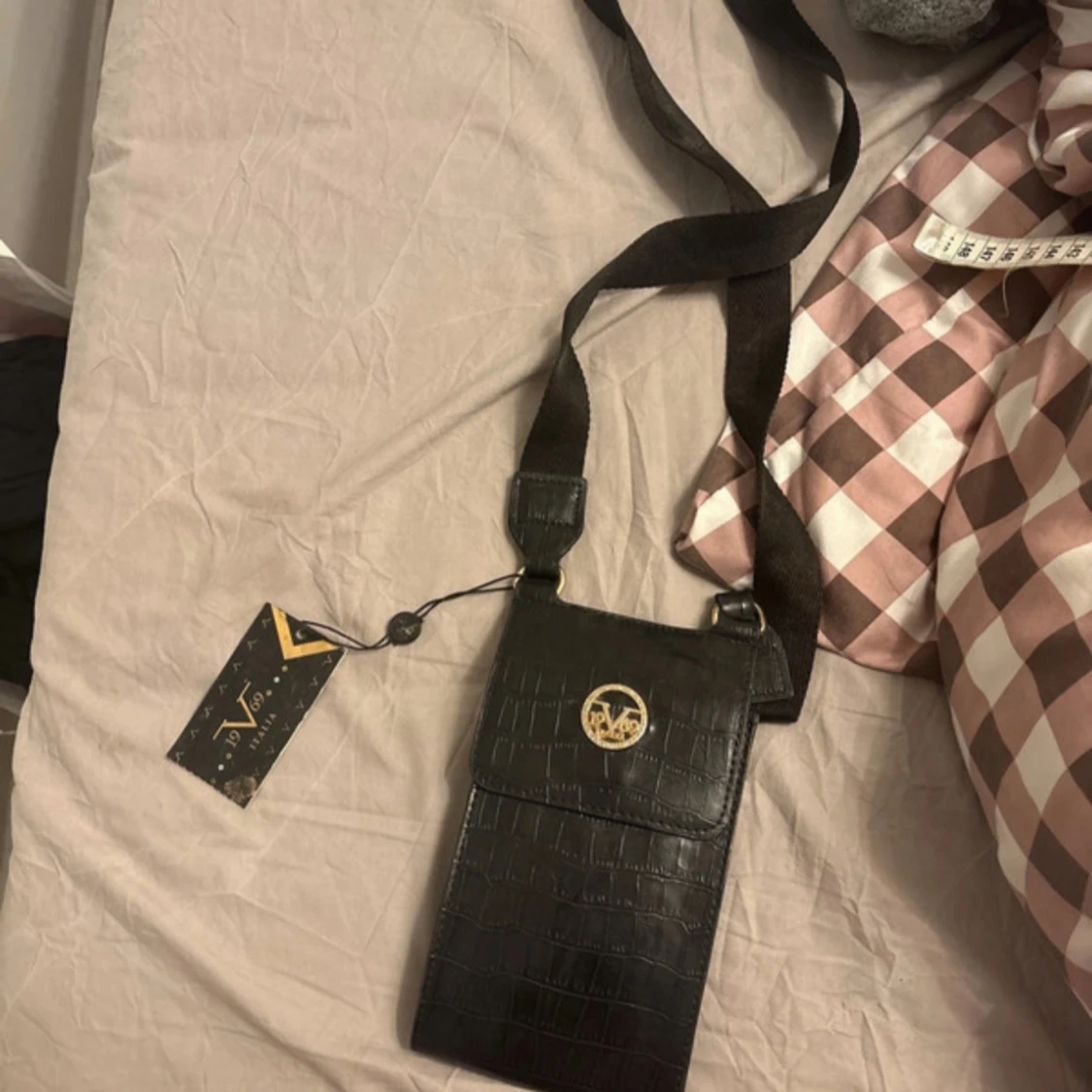 Svart axelväska med krokodilpräglat mönster från Vanzetti - 1