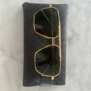 Bottega Veneta Solglasögon  - Bottega Veneta solglasögon! Använder inte längre men ursnygga! Fodral medföljer! Inga skador! 💖