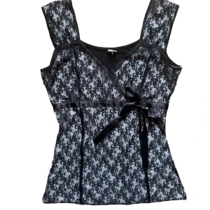 Vintage elegant svart spetslinne med rosett - Söt topp med spets och rosett band. Strl 38/40. 