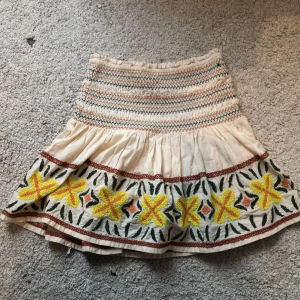 Snygg sommsrkjol från Zara - En super snygg somrig kjol. Den har en stretchig midja och snyggt mönster!